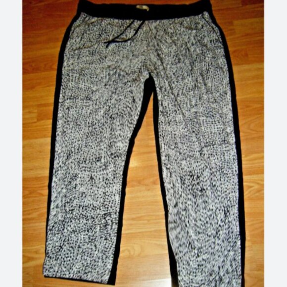 Banana Republic Patterned Drawstring Ankle Pants (SOLID BLACK BACK) - Picture 11 of 12